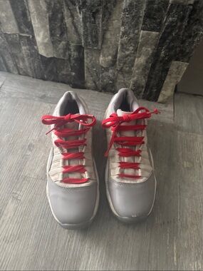 Men's Gray Sneakers with Red Laces — Casual Comfort